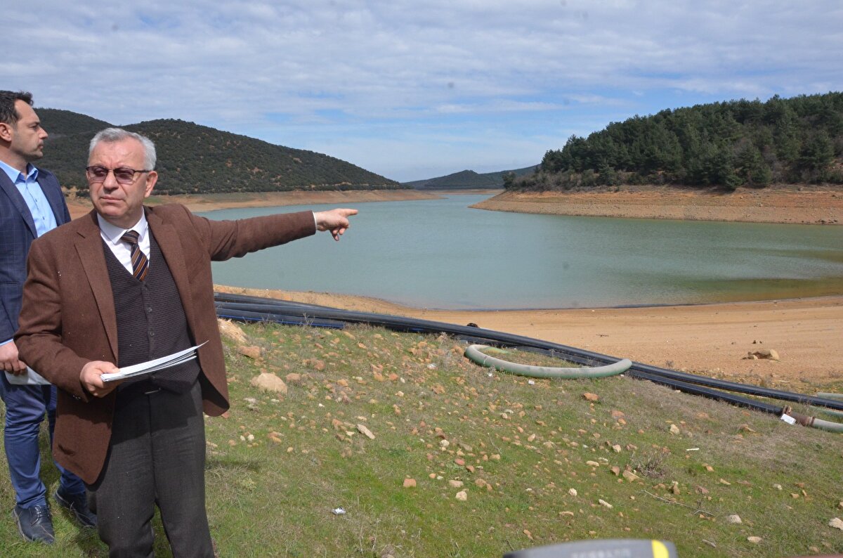 Su seviyesinin alarm verir seviyeye geleceğini ısrarla ifade ettiklerini dile getiren Helvacıoğlu, "Kuraklık ve su problemleri yaşadığımız günlere geldik. Akan her damla suyun önemi bugünlerde daha da hissedilir oldu. Bizlerde artık; farkındalık oluşturmaktan öteye geçip acil tedbir ve sıkı önlemler almak durumundayız. Şu an barajımızda yüzde 10 doluluk var ve bu felaket bir oran. Su seviyelerimiz alarm veriyor. Bu durumda; sadece Keşan Belediyesi'nin önlemler alması asla yeterli değil. Yağış olmaması ve kuraklık yaşanması durumunda hayati bir sorun ile yüz yüzeyiz. Vatandaşlarımız ve kentin tüm paydaşları ile bir tasarruf seferberliği başlatmalıyız. Çünkü artık su paradan kıymetli, yağışların mevsim normallerinin altında kalması nedeniyle, suyumuzu korumak adına önemli kararlar alacağız" dedi.