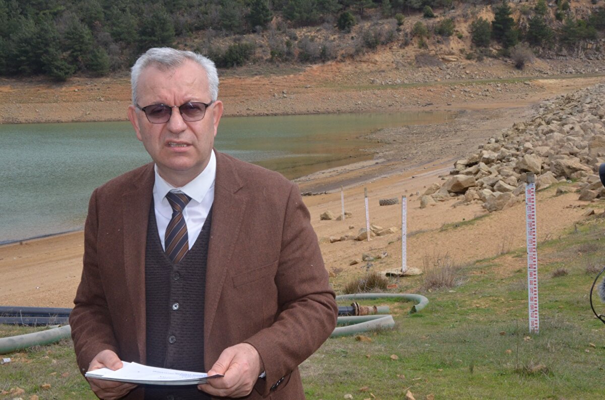 'KARARLARINA UYMAYANLARA CEZA'<br>Konuya ilişkin somut çalışmaların yanında çözüme yönelik önlemler hazırladıklarını dile getiren Helvacıoğlu, "Bu önlem paketimizi belediye encümenimize sunacağız. Bu kapsamda; konut ve iş yeri önlerinin ve içlerinin hortumla yıkanmaması, yüksek su tüketimi olan sanayi tesislerinde mevcut kullanımlar göz önüne alınarak kısıtlamaya gidilmesi, halı ve kilim yıkamalarının yasaklanması, şehir şebeke suyu ile hortumla araba yıkanmasının yasaklanması, oto yıkama işletmelerinde su tüketiminin maksimum 20 metreküp bölü ay olarak uygulanması, halı yıkama hamam, tuvalet vb. su tüketimi yüksek olan yerlerde ön ödemeli sayaç takılması, yeraltı suyu kullanımı varsa mekanik sayaç mecburiyeti, bahçe sulamalarının sabah ve akşam, mümkünse kuyu suyu ile ve yağmurlama, damlama sistemleri kullanılarak yapılması, park, bahçe, yeşil alan, tarımsal amaçlı üretim yapılan yerlerde sulamaların kısıtlandırılması, acil sulama ihtiyacı olan yerlerin yağmurlama, damlama sulama ile kullanımın minimuma indirilmesi. 