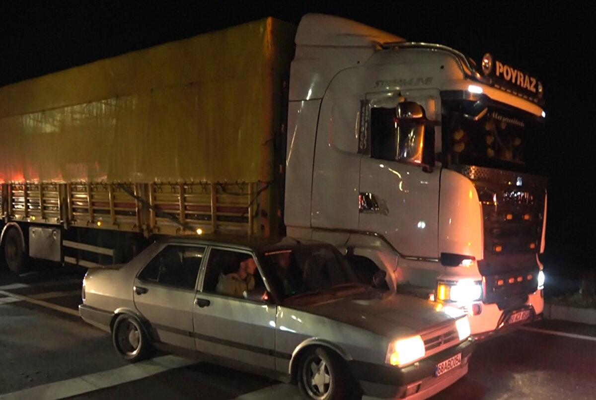 Kazada, otomobil sürücüsü Orhan Aygün, yanında bulunan Hanifi Aygün (56), Ömer Tosun (28) ve İbrahim Tosun (44) yaralandı.<br>İhbar üzerine kaza yerine polis ve sağlık ekibi sevk edildi.