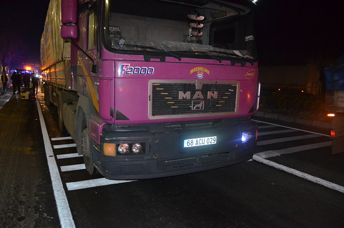 Kaza nedeniyle ulaşım tek şeritten sağlanırken, birbirbirlerine yol vermeyen otomobil, başka bir TIR kaza yaptı.