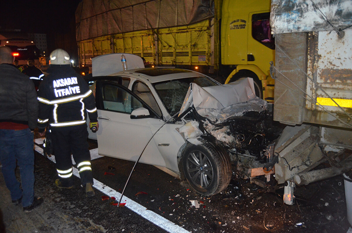 Kazadan yara almadan kurtulan TIR şoförü Mustafa Ölmez, ''Konya'dan, Kayseri'ye gidiyordum. Kırmızı ışıkta beklerken, otomobil arkadan çarptı.'' diye kazayı anlatırken, yaralılardan İbrahim Tosun, tepki gösterdi. Tosun, ''Araç içinde bende vardım. Senin dörtlülerin yanıyordu. Burada durulmaz. Sende can taşıyorsun. Biz ölsek sen ne yapacaktın?" dedi. Ölmez de, ''Kırmızı ışık yandı, durdum.'' diye cevap verdi. Yaralı 4 kişi ambulanslarla Aksaray Eğitim ve Araştırma Hastanesine kaldırıldı.