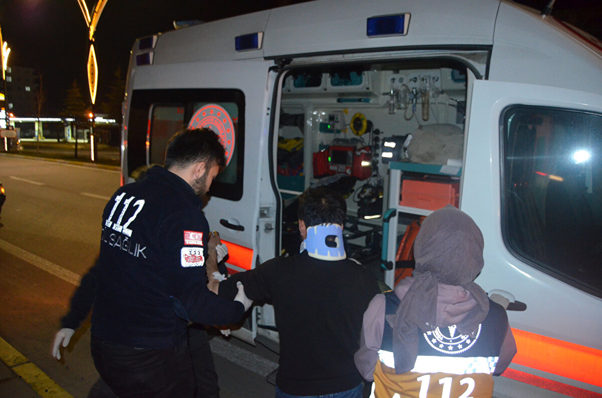 Yaralanan olmazken otomobil ve TIR da maddi hasar meydana geldi. O anlar ise kameralara yansıdı. Kazalarla ilgili soruşturma sürüyor.