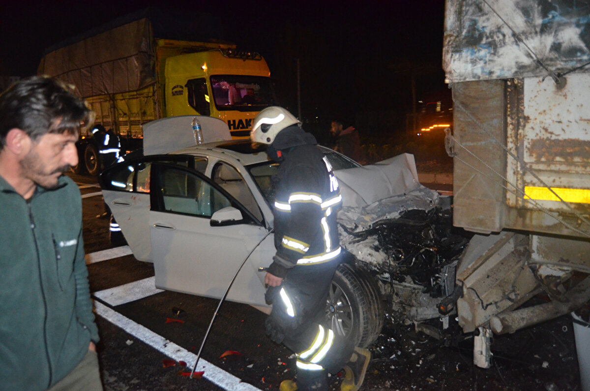 Orhan Aygün (50) yönetimindeki 34 FUG 941 plakalı otomobil, kırmızı ışıkta bekleyen Mustafa Ölmez (28) yönetimindeki 68 ACU 029 plakalı TIR'a arkadan çarptı.