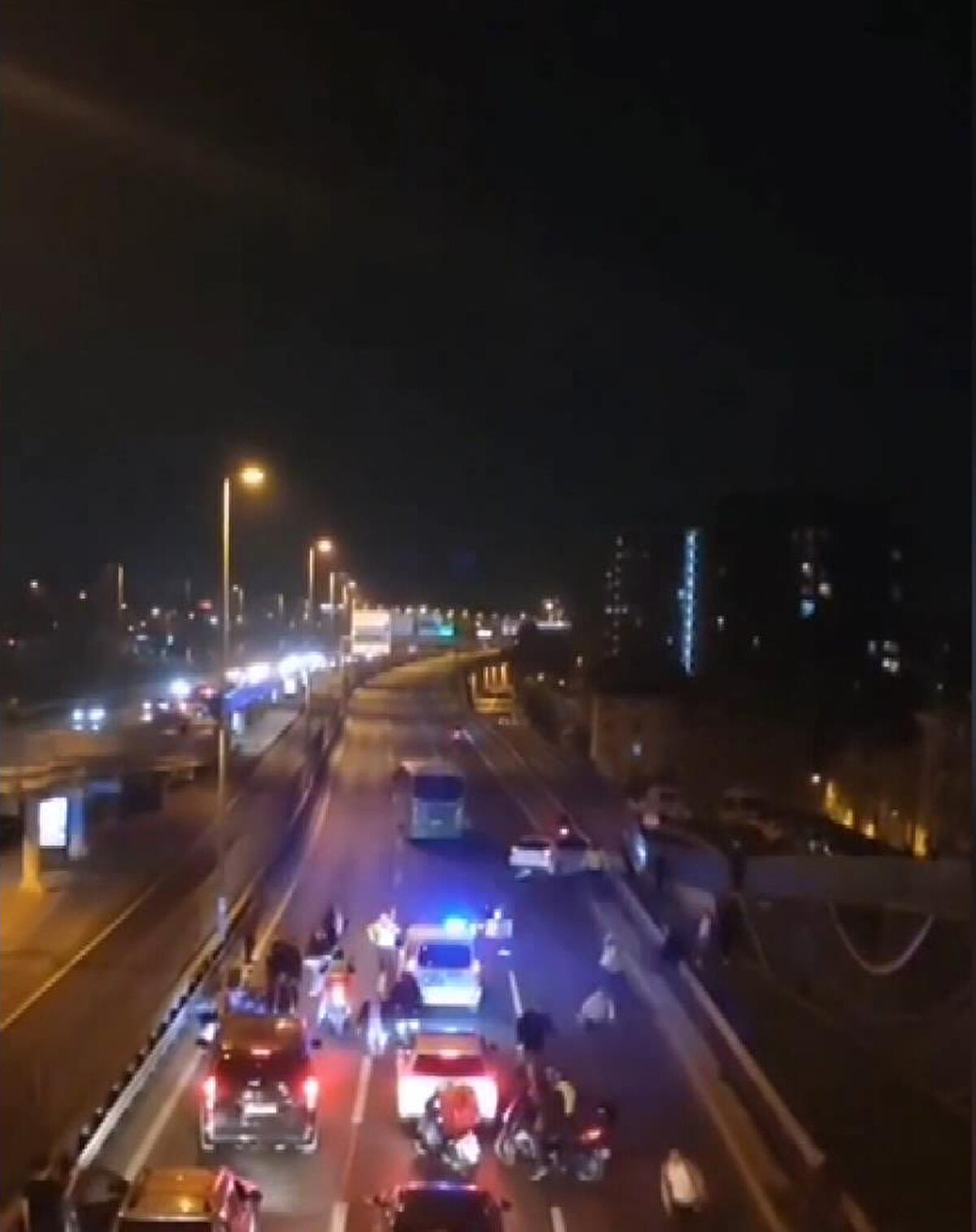 İhbar üzerine trafik polisleri Yöndemir'in kullandığı midibüsü durdurmak için takibe aldı. Trafik polislerinin 'dur' uyarılarına aldırış etmeyen şoför Erhan Yöndemir, 15 Temmuz Şehitler Köprüsü'ne kadar yoluna devam etti. Bu sırada köprüden de geçen özel halk midibüsünün D-100 Karayolu Okmeydanı mevkiinde önü kesildi. Polis ekipleri burada da midibüs şoförüne 'dur' ihtarında bulunsa da midibüs önündeki araçlara da çarparak yoluna tekrar devam etti. Polis ekipleri midibüs şoförünün durması için havaya uyarı ateşi açtı.<br><br>