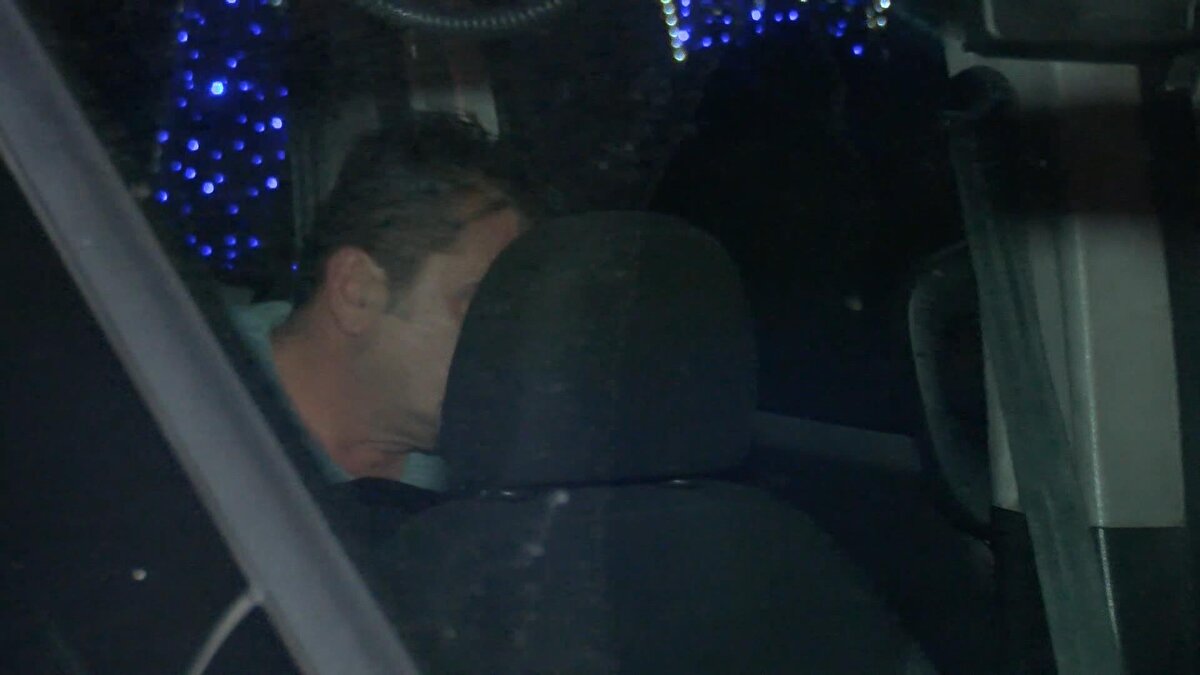 Özel halk midibüs şoförünün polis ekiplerinin üzerine aracı sürmesi ve araçlara çarpma anları vatandaşların çektiği görüntülere yansıdı. Görüntülerde midibüsün önü kesildiği anda polisin uyarılarına aldırış etmeden şoförün yoluna devam etmesi, araçlara çarpması ve polisin üzerine midibüsü sürmesi yer alıyor. Görüntülerin devamında ise vatandaşların panik içinde olduğu görülüyor. Polis ekipleri olayla ilgili inceleme başlattı.<br><br>