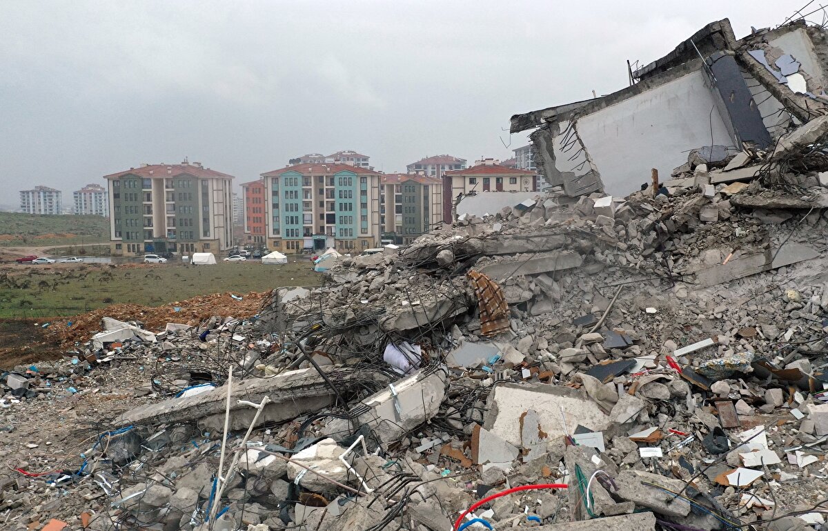 Bostanbaşı TOKİ konutları yakınındaki 9 katlı bir binanın depremde tamamen yıkıldığı, bu binanın yanındaki yapıların ise ağır hasar aldığı görüldü.