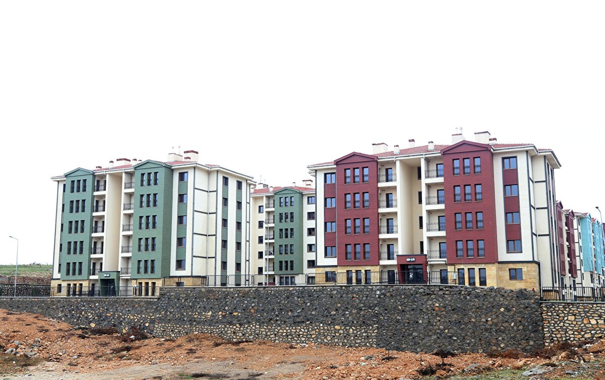 Bloklar halinde zemin artı 5 kat olarak inşa edilen konutlara 100 metre mesafedeki 9 katlı bir bina ise depremlerde tamamen yıkıldı. Bu yapının yanındaki binalar da ağır hasar aldı.<br><br>