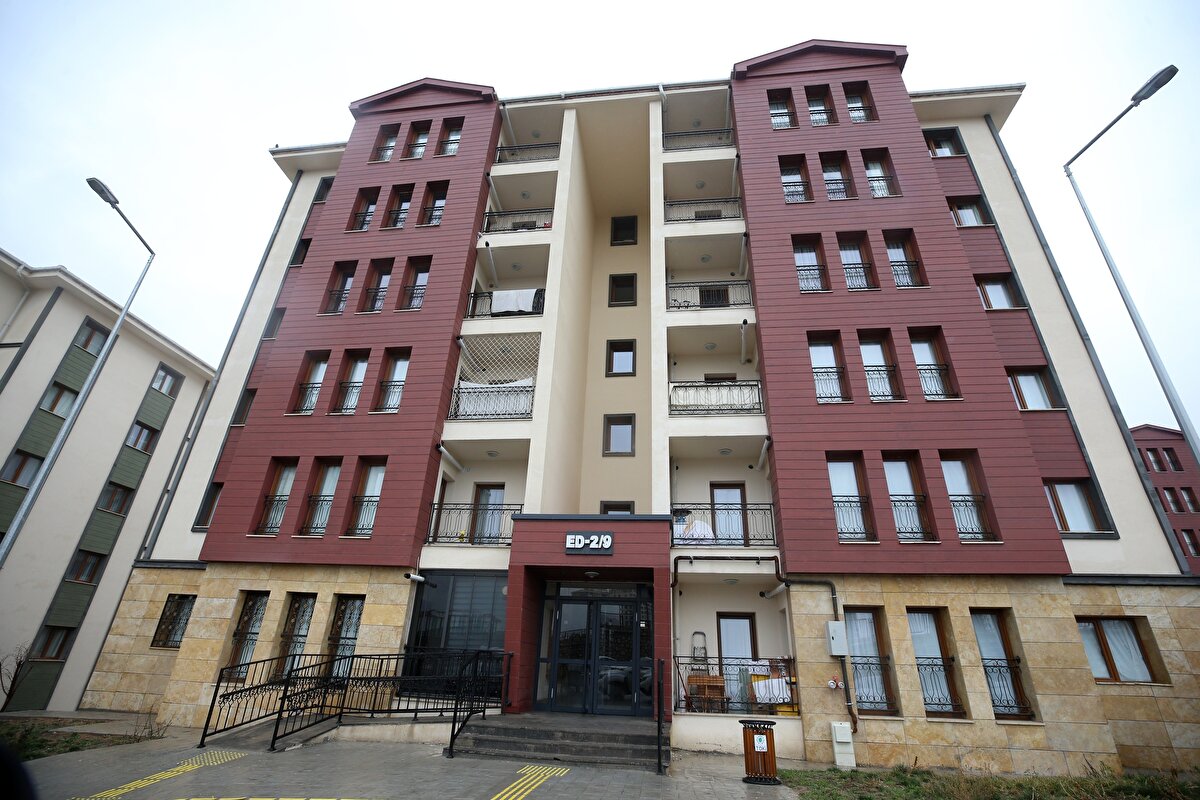 Karadeniz Teknik Üniversitesi (KTÜ) Mühendislik Fakültesi İnşaat Mühendisliği Bölümü Yapı Ana Bilim Dalı Öğretim Üyesi Prof. Dr. Ahmet Can Altunışık, AA muhabirine, aynı zemin özelliğine sahip alanlarda inşa edilen binaların depremler sırasında taşıyıcı sistem özellikleri, temel tipi ve mühendislik hizmetine bağlı olarak farklı hasarlara maruz kalabileceğini belirtti.<br><br>Depremden etkilenen illerde TOKİ tarafından tünel kalıp sistemi ve radye temel kullanılarak inşa edilen betonarme binaların neredeyse tamamının hasar almadığına dikkati çeken Altunışık, aynı bölgedeki bazı yapıların ağır hasar gördüğünü veya tamamen yıkıldığını gözlemlediklerini dile getirdi.<br><br>Altunışık, daha önceki depremlerde yaptıkları tespitlerde, bazı bölgelerdeki yapıların birçoğunun tek bir zemin etüt raporu kullanılarak projelendirildiğini, değişebilecek zemin profilinin dikkate alınmadığını ve bunun oldukça hatalı bir yöntem olduğunu ifade etti.