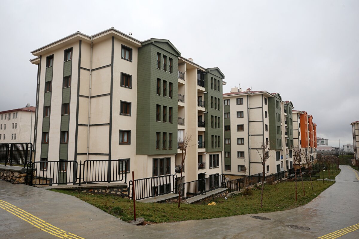 Yakınca Mahallesi'nde yıkılan ve ağır hasar alan binalar ile yakınlarındaki sağlam kalan TOKİ konutları dron ile görüntülendi.<br><br>