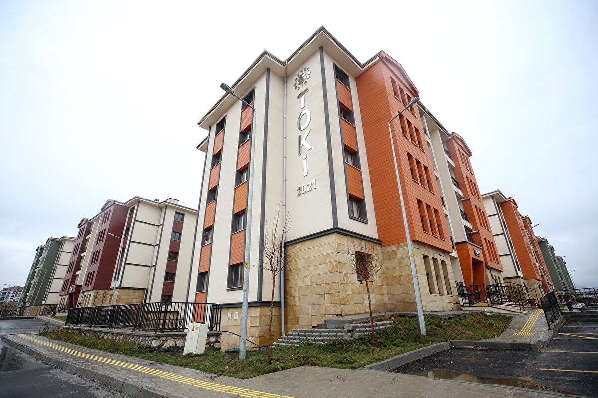 Yeşilyurt ilçesi Yakınca Mahallesi'nde 2021 yılında yapımı tamamlanan Bostanbaşı TOKİ konutları Kahramanmaraş merkezli depremlerde sağlam kaldı.