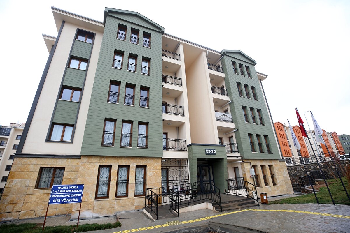 Depremin ardından TOKİ konutlarında yaşayanların evlerinde günlük hayatlarına devam ettikleri görüldü.<br><br>