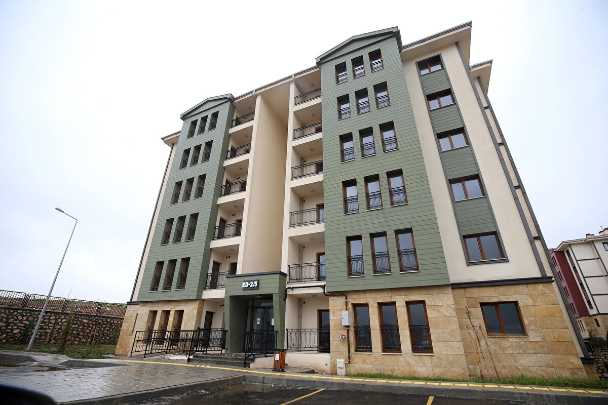 Detaylı zemin etüt çalışması yapılmalı<br>TOKİ'nin inşa ettiği binalarda kullandığı tünel kalıp sisteminin klasik betonarme binalara göre çok daha iyi bir yapısal davranış sergilediğini vurgulayan Altunışık şunları kaydetti:<br><br>"Doğru bir zemin etüt çalışmasının sonrasında binanın temel sisteminin de uygun şekilde projelendirilmesi deprem güvenliği açısından kritik öneme sahip. TOKİ, inşa edeceği binaların bulunduğu zeminlerde detaylı etüt çalışmaları yaparak gerekli ise zemin iyileştirmesi yapmakta veya yer seçimini tekrar değerlendirmektedir ayrıca bina temel sistemini radye temel olarak seçerek bu tip hasarların oluşmasını engellemektedir. Binanın herhangi bir zemin problemi olmadan toptan göçme yaşaması taşıyıcı sistem özelliklerine bağlıdır."