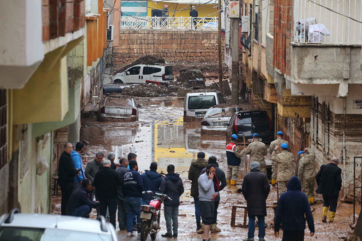 Şanlıurfa Valisi Salih Ayhan, Büyükşehir Belediye Başkanı Zeynel Abidin Beyazgül de sabah saatlerinde selin etkili olduğu bölgede incelemelerde bulunarak yetkililerden bilgi aldı.