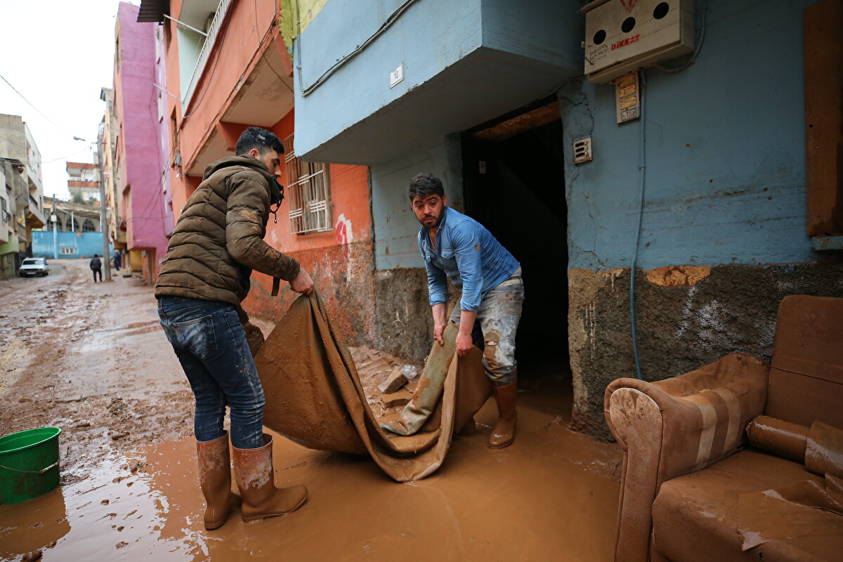 Selin tahrip ettiği evlerin giriş ve bodrum katında yaşayanlar ise eşyalarını kurtarmaya, evlerini temizlemeye çalışıyor.<br><br><br>