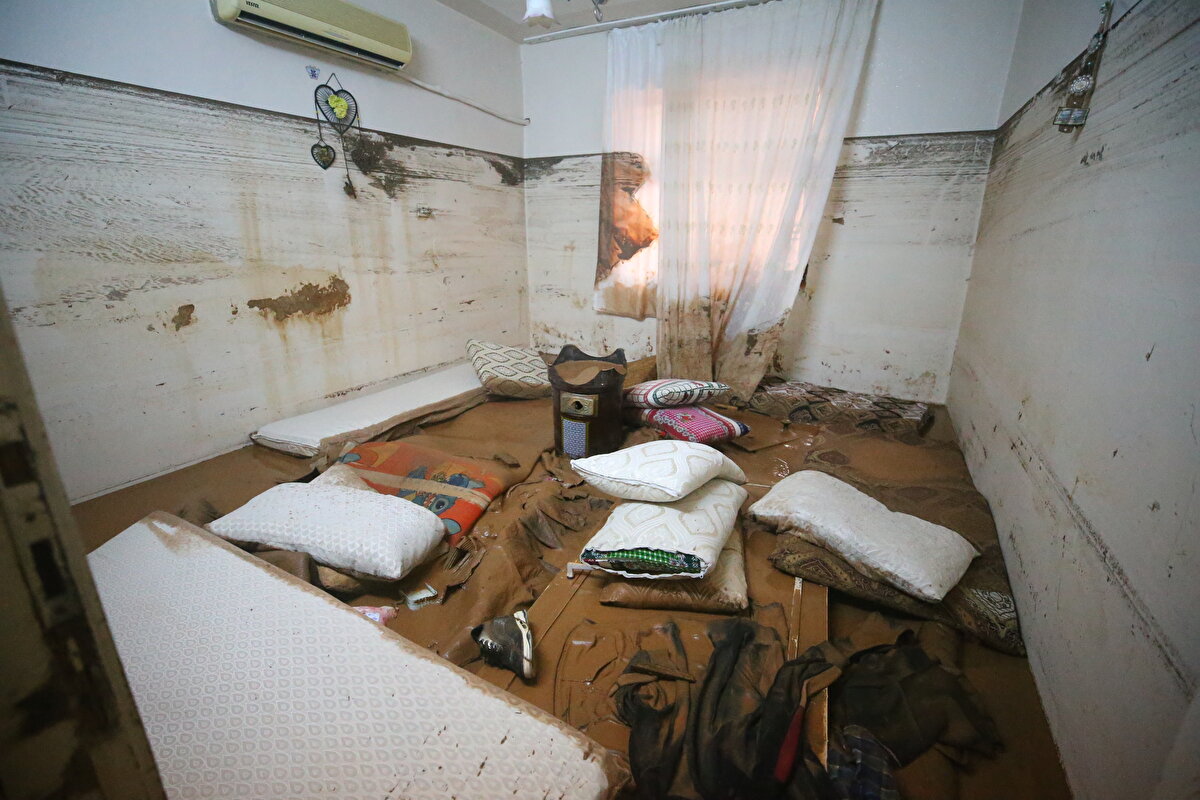 Suların tamamen çekilmesiyle ortaya çıkan ve üst üste çıkarak zarar gören araç ise felaketin boyutunu gözler önüne seriyor.<br><br>