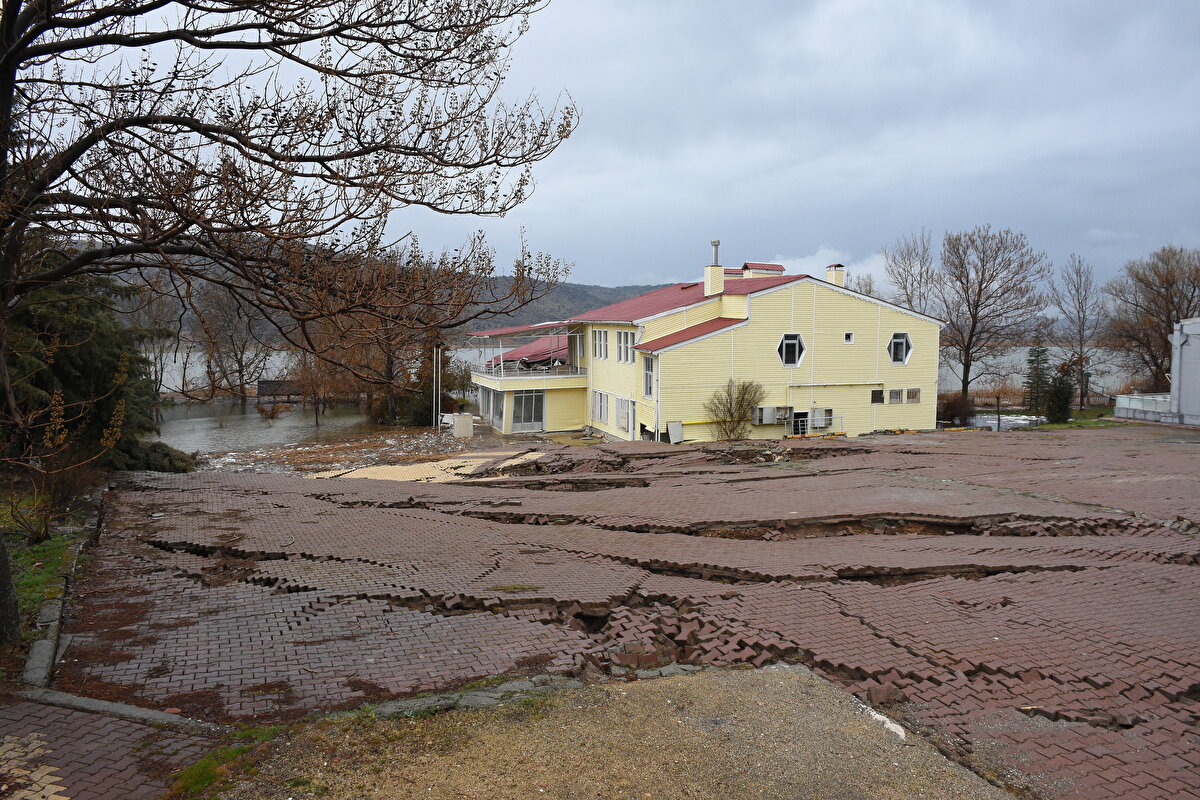 Zemindeki sıvılaşma nedeniyle ilçede bazı yollar, binalar ve arazilerde kayma yaşandı. İlçede göl kıyısında bulunan ve aralarında su sporları merkezinin de bulunduğu bazı kamu tesisleri de zemindeki yaklaşık 1,5 metrelik çökmenin etkisiyle su altında kaldı.<br>