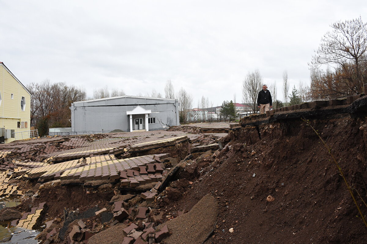 Keleş "Gölbaşı ilçesinde özellikle göl kıyısında olan bu su sporları tesisimiz ve diğer tesislerimiz, zeminde sıvılaşma olması nedeniyle depremden en çok zarar gören tesislerimiz oldu. Bu tesislerimizde zemindeki yer değişikliğinden kaynaklanan çökmeler meydana geldi." dedi.<br>