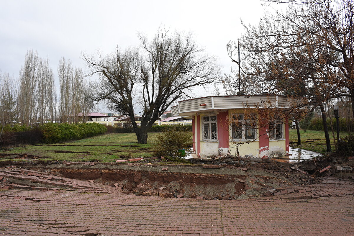 Su sporları tesisinde hasarın ileri düzeyde olduğunu vurgulayan Keleş, şunları kaydetti:<br>
