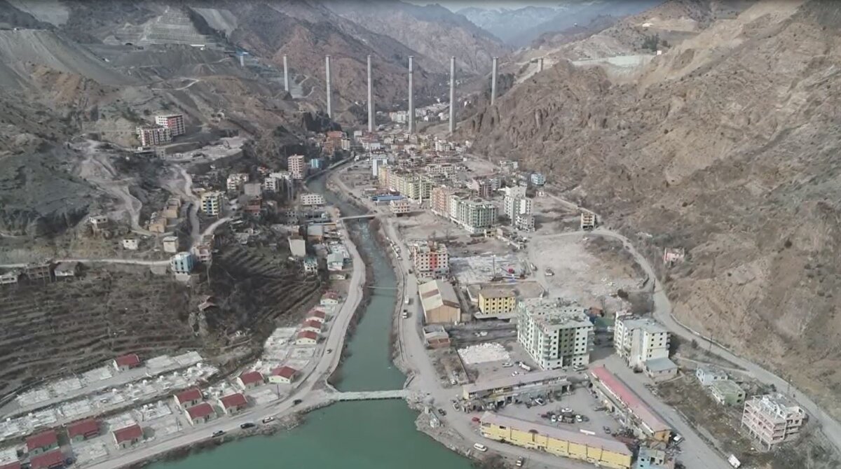 'İSTİMLAKTA VAR AMA MEZARDA YOKLAR'<br>Taşınmayan mezar sahiplerine Aşık Mahzuni Şerif'in beytiyle seslenen ilçe sakini Ali Polat "Bak taşına acı acı. Kurumuş yeşil otları, toprak olmuş umutları. Gökte mazi bulutları. Bu mezarda bir garip var. Evet, bunlar garip; aileler, istimlak parasında var ama mezarda yoklar" dedi.