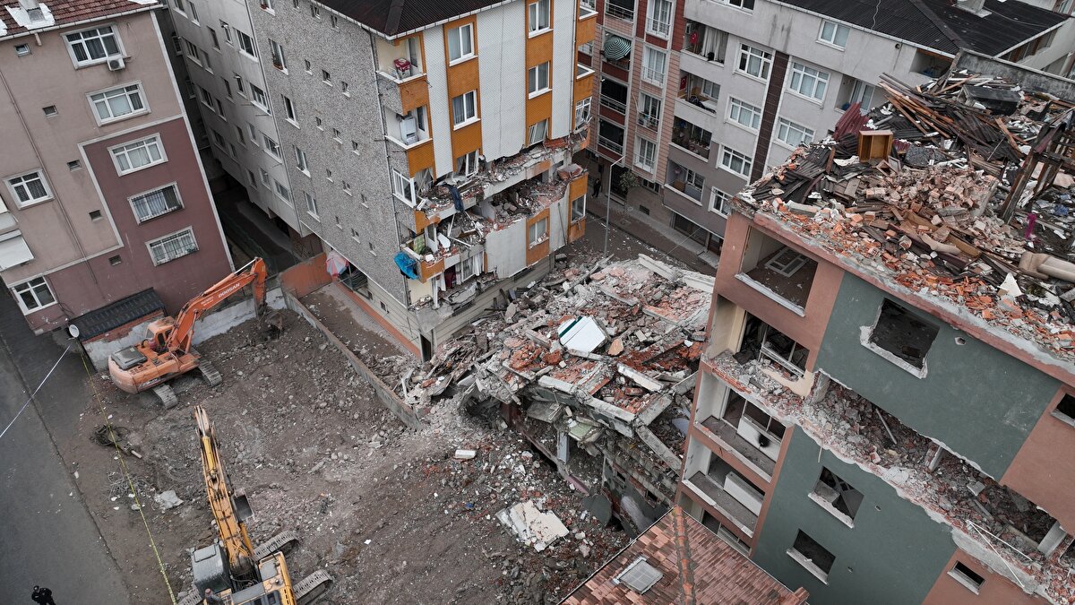 Çalışmalar sırasında yıkımı yapılan bina çökerken, yanındaki 6 katlı binaya zarar verdi. Zarar gören apartmanın dış duvarlarının bir kısmı yıkıldı.