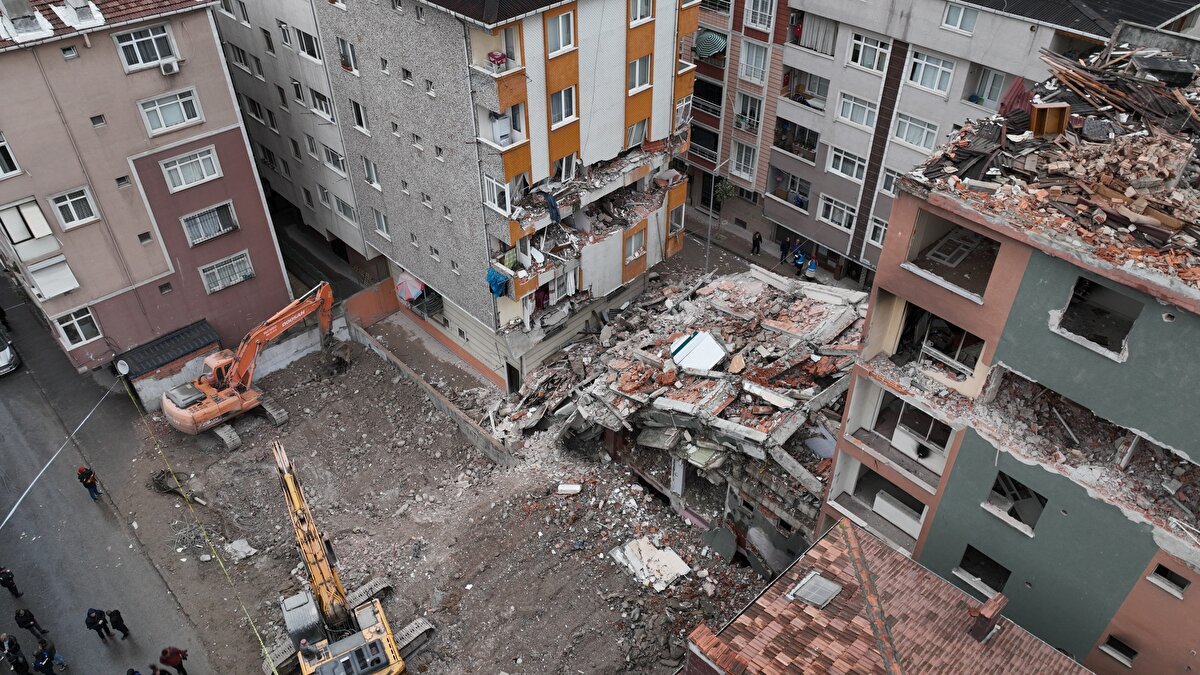 Bunun üzerine binadaki vatandaşlar kendi imkanlarıyla dışarı çıktı.<br><br>