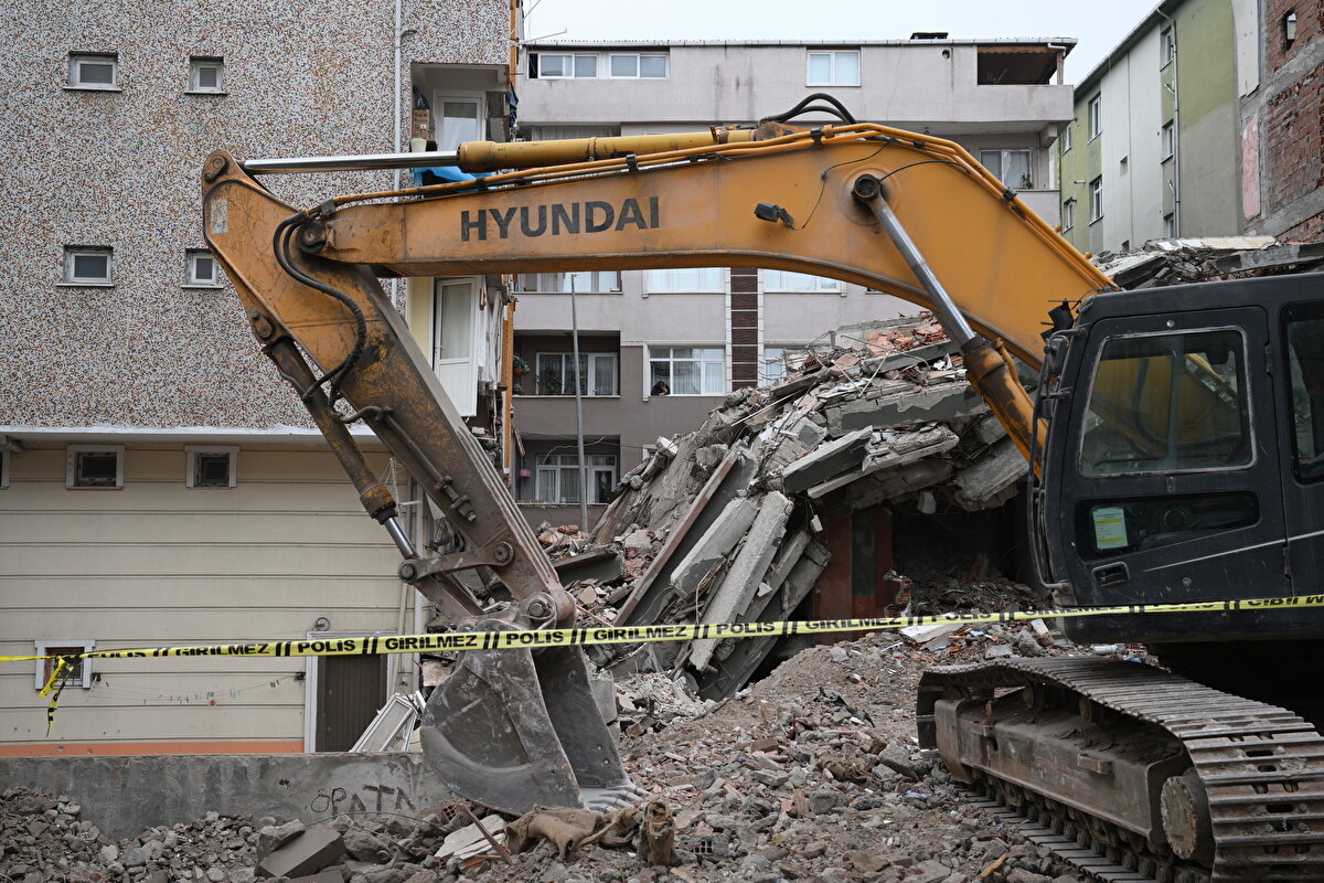 Polis ekiplerince binanın çevresine güvenlik şeridi çekildi. Bahçelievler Belediyesi ekiplerince hasar oluşan bina mühürlendi.<br><br>