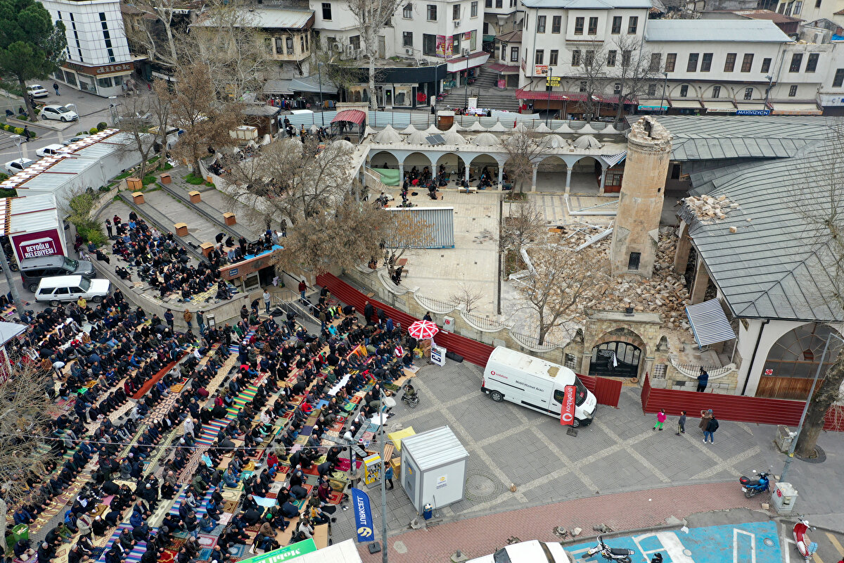 Şehrin yaklaşık 500 yılına şahitlik eden, Milli Mücadele döneminde kentte bağımsızlık ateşinin yakıldığı yer olarak bilinen Ulu Cami (Cami-i Kebir) de depremde hasar gördü.<br><br>