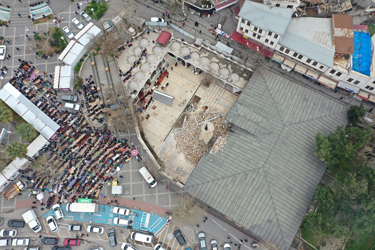 Bazı vatandaşların namaz esnasında gözyaşlarına hakim olmadıkları gözlendi.<br><br>