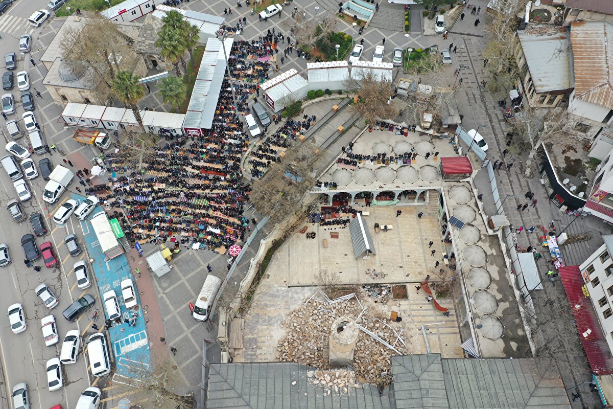 İskenderun ilçesinde, vatandaşlar cuma namazı için Yunusemre Mahallesi'nde bulunan ve depremde minaresi yıkılan Ferahevler Camisi'nde saf tuttu.