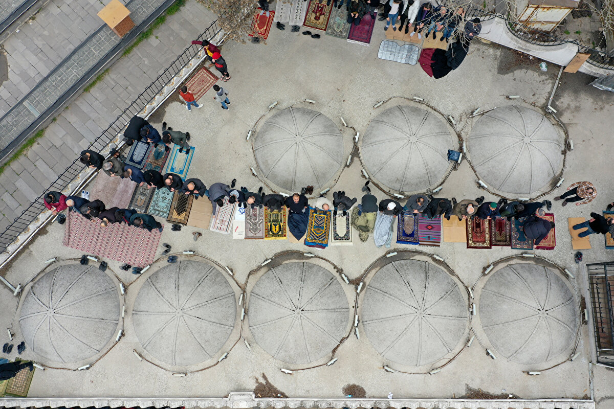 Hassa ilçesinde de vatandaşlar cuma namazını pazar yerinde kıldı. Burada verilen hutbede konteyner kent başvurularının e-Devlet üzerinden yapılabileceği duyuruldu.