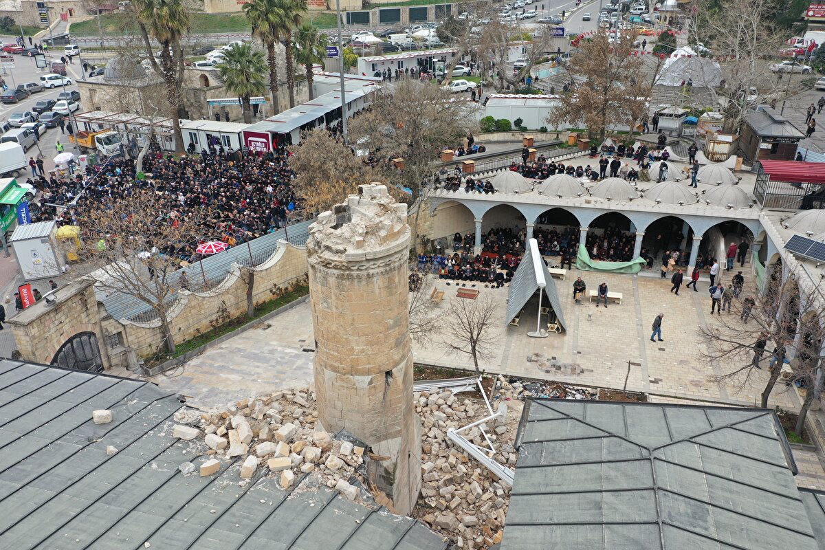 Hatay<br>Merkez Antakya ilçesi Narlıca Mahallesi'nde depremzede vatandaşlar, namaz için Hacı Cuma Kahraman Camisi'nde bir araya geldi.<br><br>Vatandaşlardan bazıları depremlerde hasar almadığı gözlenen caminin içinde, bir kısmı da avluda namaz kılarak dua etti.