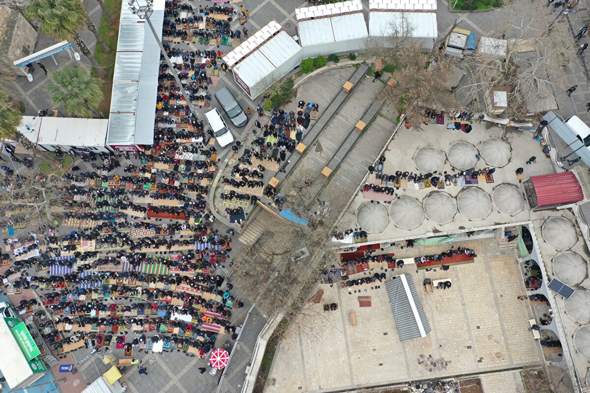 Camide yer bulamayan bir kısım cemaat bahçede namaz kıldı.<br><br>