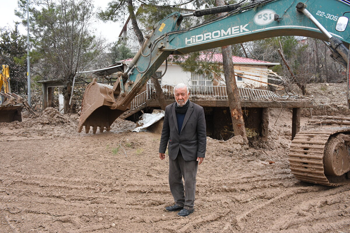 Reşadiye Caddesi'ndeki babadan kalma evi depremde ağır hasar alınca kontrollü şekilde yıkılan Alptekin'in Cumhuriyet Mahallesi'ndeki diğer evi de 15 Mart'ta yaşanan sel felaketinde balçık ve moloz yığınlarının içinde kaldı.