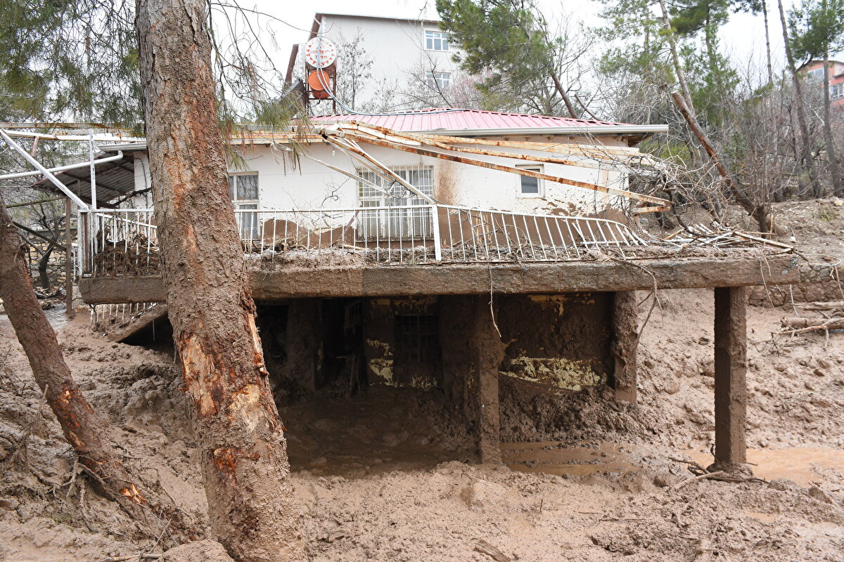Evi kullanılamaz hale gelen Alptekin, hem depremin hem de selin neden olduğu tahribatın üzüntüsünü yaşıyor.<br>