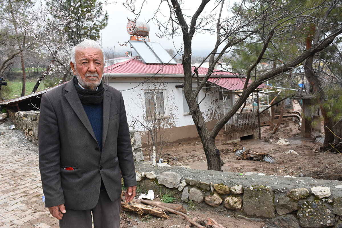 Sel sırasında akrabasının evinde olduğunu anlatan Alptekin, "Böyle sel hiç görmedik. Bu sel değil bir afet. Yukarıdan sel geldi. Evimizin önünde dut, ceviz, erik ağaçları vardı. Hepsi gitti. Oturulamaz hale geldi. Öteki evim depremde ziyan gördü. Orayı yıktılar, taşıdılar. Burası da selden ziyan gördü. Selde eniştemin evindeydim. Burada olsaydım ben de sele kapılırdım."<br><br>Alptekin ilçede tutunduğu son dalın da koptuğunu, Mersin'de yaşayan oğlunun yanına gideceğini sözlerine ekledi.<br>