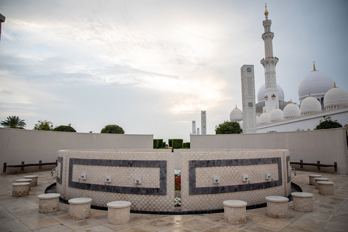 Yusef Abdelki, "dünya kültürlerini birleştirme" amacıyla caminin tasarımında farklı ülkelerden getirilen malzemelerle pek çok tarihî ve mimari akımı harmanlamıştır.