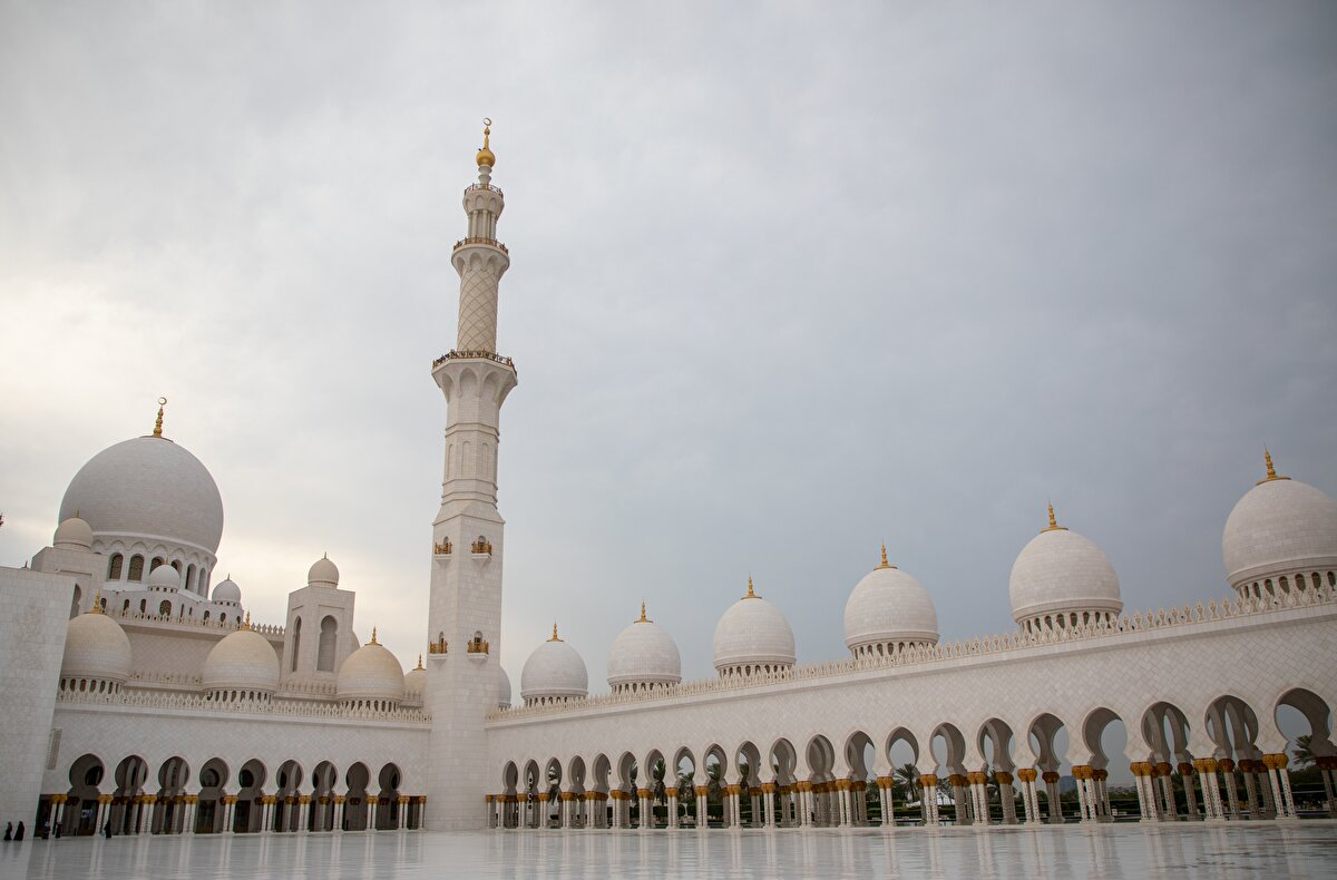 Yapımında çeşitli ülkelerden özel olarak getirtilen taş ve mermerin kullanıldığı cami, başkent Abu Dabi'nin incisi olarak anılıyor.​