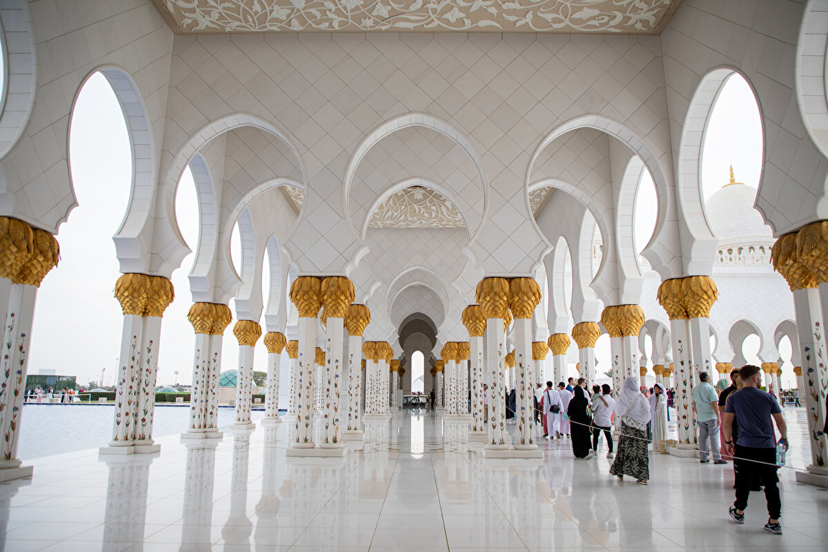 Cami kompleksi, 2 hektarlık bir alan üzerine yerleştirilmiştir. Cami, 82 kubbeye sahiptir ve ana kubbenin yüksekliği 85 metredir.