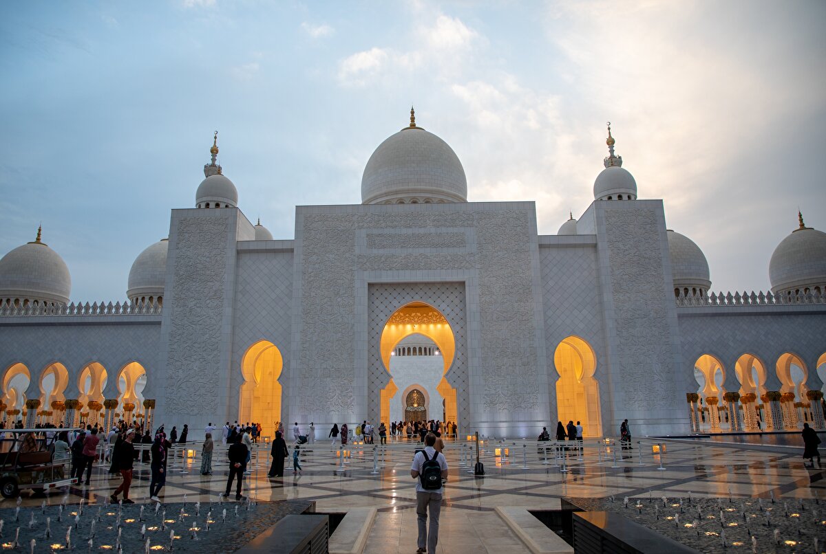 Camide 4 minare bulunur ve minarelerin yüksekliği 107 metreyi bulmaktadır.