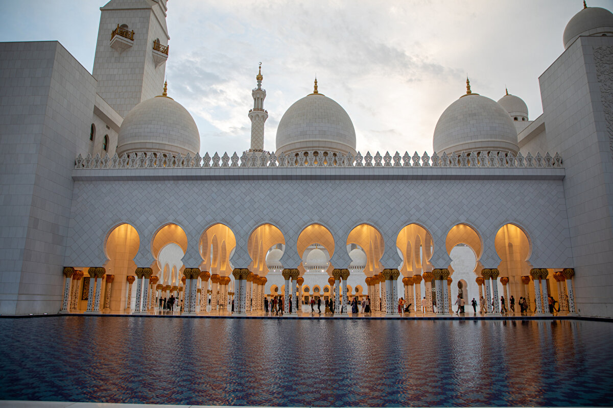 Ayrıca camide, biri kadınlar olmak üzere her biri 1.500 kapasiteli iki küçük mescit de bulunmaktadır.