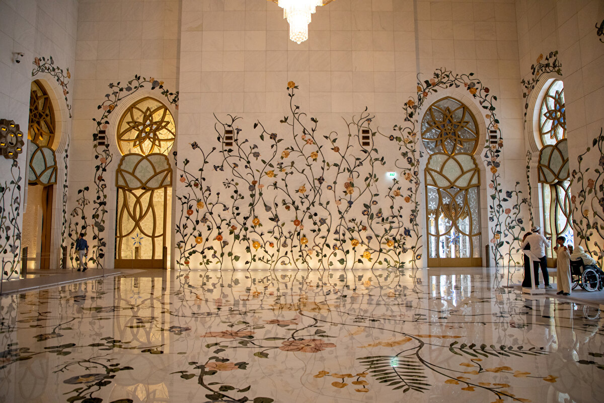 İranlı sanatçı Ali Khaliqi caminin içindeki salonda bulunan halıyı tasarlamıştır. Bu el emeği göz nuru halı, dünyanın en büyük halısı olarak kabul edilmektedir. 