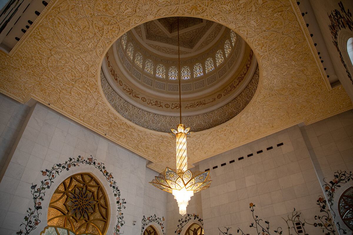 Mihrabın arkasındaki kıble duvarı Kufi 24 ayar altın harflerle "Allah'ın 99 ismi" işlenmiş panolarla kaplıdır. Şeyh Zayid Camii, ziyaretçilerini tüm ihtişamı ve güzelliğiyle  büyülemeye devam ediyor.