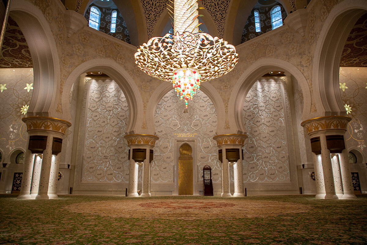 Ayrıca, Şeyh Zayid Camii'nde Almanya'nın Münih kentindeki Faustig şirketinden alınan milyonlarca Swarovski kristali içeren yedi ithal avize de bulunur.