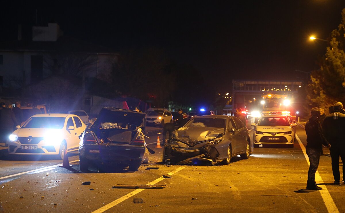 Kazada, sürücü M.Ş. ile beraberindeki A.Ö. yaşamını yitirdi.<br><br>