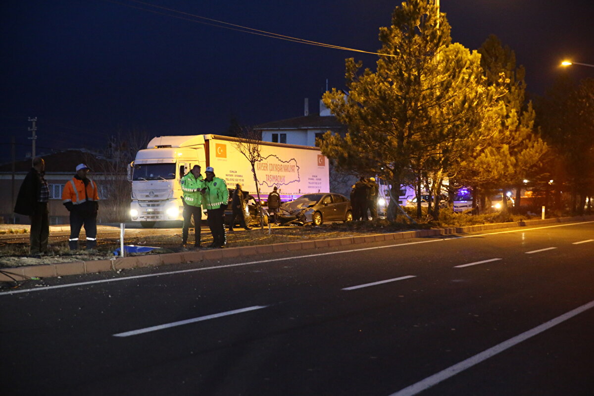 Kaza nedeniyle yolda ulaşım bir süre kontrollü olarak tek şeritten sağlandı.