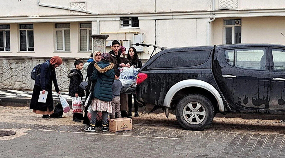 DEPREMDEN KAÇTILAR DEPREME YAKALANDILAR<br>Kahramanmaraş merkezli deprem nedeniyle memleketlerinden gelip Bolu'daki KYK yurduna yerleşen depremzedeler de 4,8'lik sarsıntı sırasında büyük panik yaşadı.<br><br>Depremzedeler, depremin ardından kaldıkları yurdun bahçesine çıktı. Bazı depremzedeler ise eşyalarını alıp yurttan ayrılarak daha güvenli hissettikleri kentlere gitmeyi tercih etti.