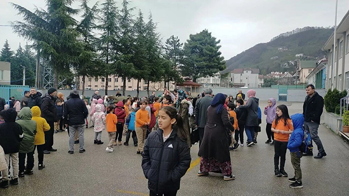 "YURTA KALANLARIN YÜZDE 50'Sİ GİTTİ"<br>Gaziantep'ten gelen depremzede Nihat Tırampaoğlu ise "3 çocuğum ve eşimle 1 aydır burada kalıyorduk. Çok korkutucu bir depremdi. Aynı orada yaşadıklarımızı, bir kez daha yaşadık. İçeriye giremiyoruz. Daha güvenli illere gitmek istiyoruz. Çok sallandık. Alttan vurdu. İleri geri sallantılar oldu. Gidenler de var. Ama bizim gidecek yerimiz yok. Şu anda cebimizde paramız bile yok. Ne yapacağımızı bilmiyoruz. 3 çocuğumuzla kaldık burada. Yurdu terk edenler var. Yurdun yüzde 50'si gitti. Kimi memleketlerine döndü. Kimi de başka illere gitti." dedi.<br><br>Ayşe Tırampaoğlu ise korkudan yurda giremediklerini belirterek, "Şu an korkudan içeriye giremiyoruz. Gümbürtü oldu. Dizlerimi hissedemedim. Camı zorla açıp çocuğumu çıkardım. Rezil durumdayız. Evimiz yok. Giremiyoruz yurda da. Dışarıda duracağız." diye konuştu.<br><br>