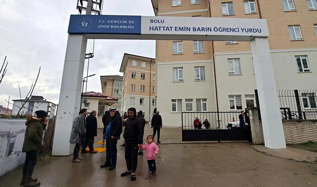 Hatay'dan gelen Temel Ayrancı da sakin olmaları gerektiğini ifade ederek, "Kimseye bir şey olmadı. Herkes panik yaşadı. Yurdu terk edenler var. Normal bir şey. İnsanların psikolojileri zaten bozuk. Bir de üstüne bu gelince korkudan herkes başka yerlere gitti. Allah'tan ümit kesilmez. Sakin olmamız lazım." ifadelerini kullandı.