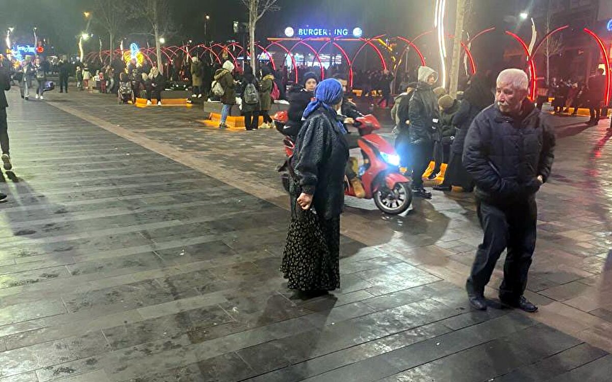 Bolu Valiliği'nden yapılan açıklamada, "Deprem sonrası tüm ekiplerimiz sahada tarama çalışmalarına ivedilikle başlamış olup şu ana kadar resmi makamlara iletilen herhangi bir olumsuzluk bulunmamaktadır." denildi.<br><br>En büyüğü 3,9 olan artçı sarsıntıların sürdüğü kentte vatandaşlar da geceyi sokaklarda geçiriyor.<br><br>Battaniye, yorgan gibi soğuktan korunacak malzemelerini yanına alan vatandaşlar, ateş yakıp banklarda oturuyor.<br><br>Depreme iş yerinde yakalanan Sabahattin Karabulut, "Geceyi dışarıda mı evde mi geçireceğimi bilmiyorum. Ne yapacağımda kararsız kaldım" dedi.<br><br>