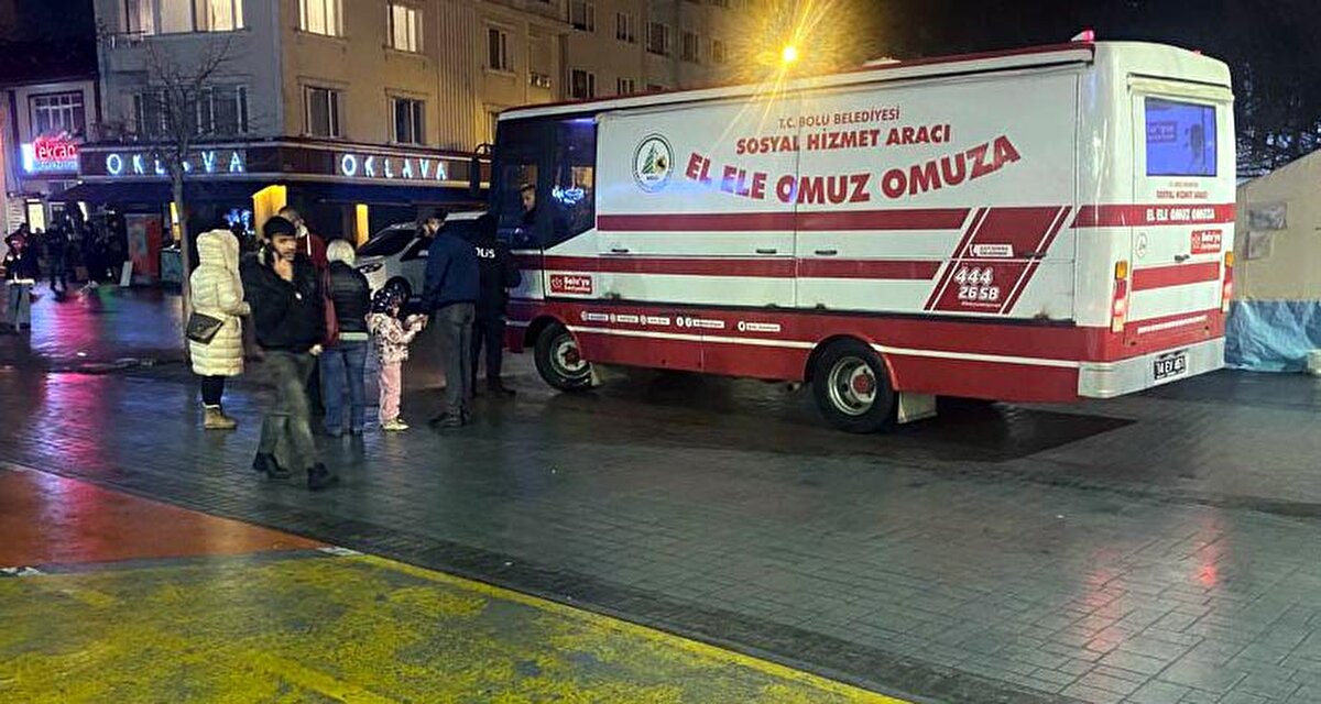 Eşiyle birlikte dışarıda bekleyen Mehmet Güzeltepe ise, "İki kez sallandık. Hazırlandık tedbir amaçlı dışarıya çıktık. Geceyi dışarıda geçirmeyi düşünüyoruz. Artçı sarsıntılar oluyor. O yüzden geceyi burada geçirmeyi düşünüyoruz" diye konuştu.<br><br>